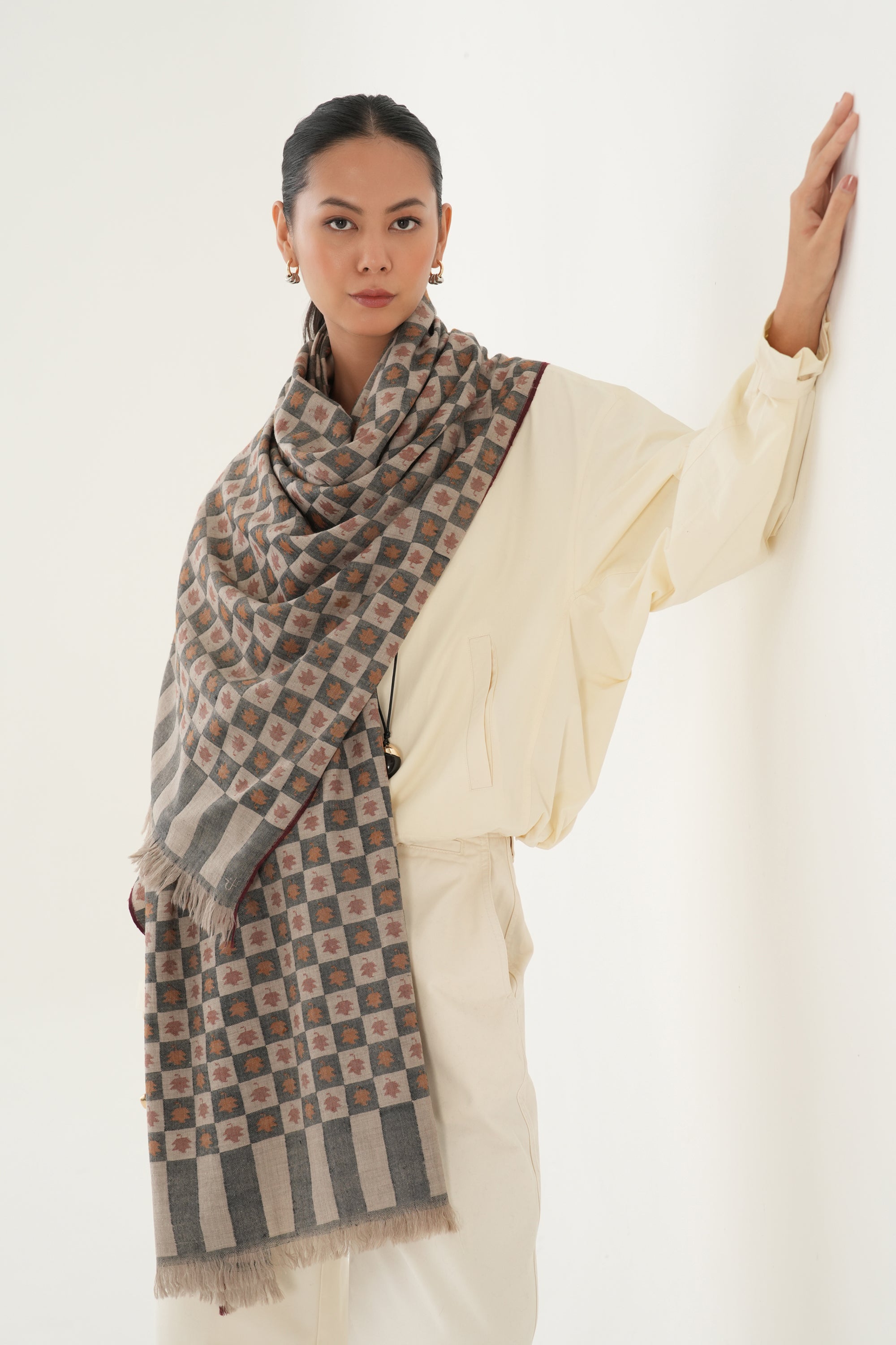 Kani Chinar Dabdar Hand Woven Pashmina Stole Natural Black